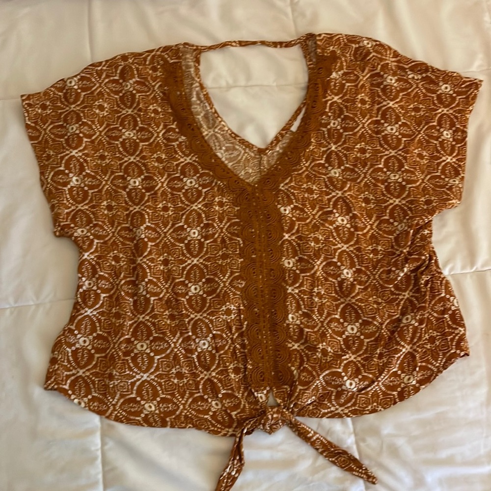 LARGE LUQ Alonzo crochet detail knot front top in golden yellow